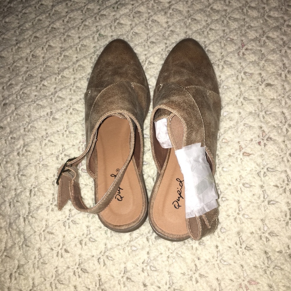 TAUPE FLATS